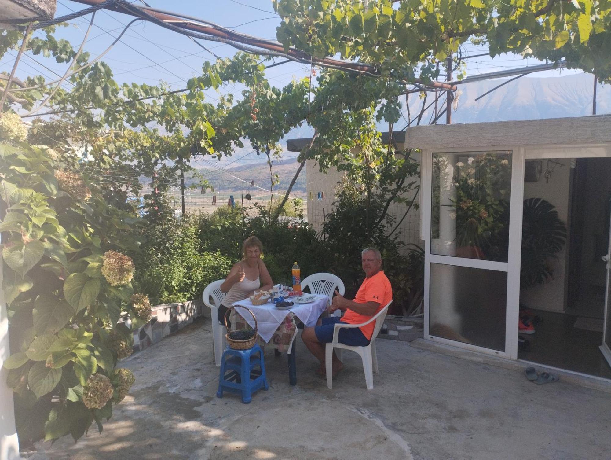Rondo Guesthouse Gjirokastër Esterno foto